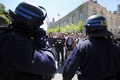フランス西部ナント（Nantes）各地の高校で実施された反性差別を掲げるキャンペーン「Ce que souleve la jupe（スカートの何が問題？）」でスカートを着用した生徒たちと、市内にあるクレマンソー（Clemenceau）高校の前で対峙する治安部隊（2014年5月16日撮影）。(c)AFP/JEAN-SEBASTIEN EVRARD