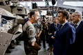 仏パリ近郊ビルパントで開かれた国際防衛・安全保障展示会「ユーロサトリ」を訪れたエマニュエル・マクロン大統領（右、2022年6月13日撮影）。(c)Ludovic MARIN / POOL / AFP
