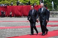 東京・元赤坂の迎賓館で、歓迎行事に臨むジョー・バイデン米大統領（右）と岸田文雄首相（2022年5月23日撮影）。(c)SAUL LOEB / AFP