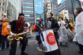 1日は都内でも原子力発電に反対する抗議行動が尾行われた。写真は都内で行われた抗議行動の参加者ら(2012年7月1日撮影)。(c)AFP/Yoshikazu TSUNO
