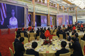 中国・北京の人民大会堂で開かれた夕食会で披露される、ドナルド・トランプ米大統領の孫娘、アラベラ・クシュナーちゃんの動画（2017年11月9日撮影）。(c)AFP/Jim WATSON