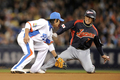 第2回ワールド・ベースボール・クラシック（%%2009 World Baseball Classic%%）決勝、韓国戦で7回に二盗を決める日本の日本の片岡易之（%%Yasuyuki Kataoka%%、右）。（2009年3月23日撮影）(c)AFP/Getty Images/Kevork Djansezian