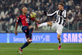 12-13イタリア・セリエA第22節、ユベントス（Juventus）対ジェノア（Genoa CFC）。ジェノアのルベン・オリベラ（Ruben Olivera、左）とボールを競るユベントスのクラウディオ・マルキジオ（Claudio Marchisio、2013年1月26日撮影）。(c)AFP/GIUSEPPE CACACE