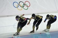 ソチ冬季五輪、スピードスケート女子チームパシュート準決勝に臨む日本の（左から）押切美沙紀（Misaki Oshigiri）、田畑真紀（Maki Tabata）、高木菜那（Nana Takagi、2014年2月22日撮影）。(c)AFP/DAMIEN MEYER
