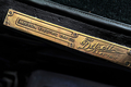 オーストラリア・シドニー（Sydney）で5日、1915年製の電気自動車「デトロイト（Detroit）」を運転するビンテージカー収集家のビル・ロイド（Bill Lloyd）さん（61）。元機械技師で弁理士のロイドさんいわく、「世界で最も有名なアンティーク電気自動車」だ。

「デトロイト」は1906年～1940年に米デトロイト（Detroit）のアンダーソン電気自動車会社（Anderson Electric Car Company）が製造していた電気自動車で、ロイドさんによれば4万台を売り上げたが、現在でも走行可能な車体は豪国内にわずか4台だけ。鉛酸電池で駆動し、満充電でおよそ80キロメートル走行可能で、最高時速は約40キロという。

写真はデトロイトの踏板（2012年9月5日撮影）。(c)AFP/ROMEO GACAD
