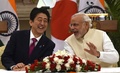 インドのナレンドラ・モディ首相（右）と談笑する安倍晋三元首相（2015年12月12日撮影）。(c)MONEY SHARMA / AFP