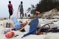 ケニアのキリフィ県で行われた海岸浄化活動で、プラスチックごみを回収するボランティア（2022年2月12日撮影）。(c)Simon MAINA / AFP