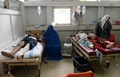 アフガニスタン東部ジャララバードの政府庁舎への襲撃で負傷し、市内の病院で治療を受ける男性（2018年5月13日撮影）。(c)AFP PHOTO / NOORULLAH SHIRZADA