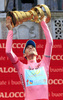 第96回ジロ・デ・イタリア（2013 Giro d&apos;Italia）は26日、第21ステージ（リエーゼ・ピオ・デチモからブレシア、197キロメートル）が行われ、アスタナ（Astana）のヴィンセンツォ・ニバリ（Vincenzo Nibali、イタリア）が総合優勝を果たした。

優勝トロフィーを持ち上げるアスタナのヴィンセンツォ・ニバリ（2013年5月26日撮影）。(c)AFP/LUK BENIES