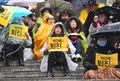 韓国ソウル中心部で行われた朴槿恵（パク・クネ）大統領の退陣を求める抗議デモ（2016年11月26日撮影）。(c)AFP/JUNG Yeon-Je