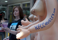 タイ・バンコク（Bangkok）の米ファーストフード大手「ケンタッキーフライドチキン（Kentucky Fried Chicken、KFC）」店舗前で、セックス人形を使って抗議する国際動物愛護団体「動物の倫理的扱いを求める人々の会（People for the Ethical Treatment of Animals、PETA）」のメンバー（2009年1月8日撮影）。(c)AFP/PORNCHAI KITTIWONGSAKUL