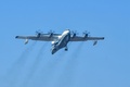 中国南部広東省珠海上空を飛行する同国製で世界最大の水陸両用機AG600（2017年12月24日撮影）。(c)AFP PHOTO