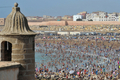 15日、熱波に見舞われたモロッコ・ラバト（Rabat）のビーチは、涼を求める多くの海水浴客でにぎわった（2012年7月15日撮影）。(c)AFP/FADEL SENNA