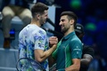 男子テニス、ATPファイナルズ5日目。試合後に握手を交わすノバク・ジョコビッチ（右）とホベルト・ホルカシュ（2023年11月16日撮影）。(c)Tiziana FABI / AFP