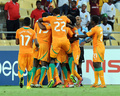サッカー2013アフリカネイションズカップ（2013 The Africa Cup of Nations）は26日、グループDの2試合が行われ、コートジボワールは3-0でチュニジアを下した。

後半終了間際にディディエ・コナン（Didier Konan Ya）が決めたチームの3得点目を喜び合うコートジボワールの選手（2013年1月26日撮影）。(c)AFP/ALEXANDER JOE