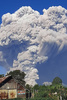 インドネシア・スマトラ島のシナブン山が噴火し、上空に立ち上る噴煙（2021年3月2日撮影）。(c)Bahari TARIGAN / AFP