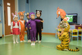北朝鮮・平壌にある孤児院で、童話「トラに勝ったハリネズミ」の劇を演じる子どもたち（2021年9月2日撮影）。(c)KIM Won Jin / AFP
