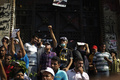 エジプト・カイロ（Cairo）の裁判所の外で抗議活動する、ムハンマド・モルシ（Mohamed Morsi）前大統領支持派とイスラム主義組織「ムスリム同胞団（Muslim Brotherhood）」のメンバー（2013年8月12日撮影）(c)AFP/GIANLUIGI GUERCIA