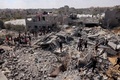 イスラエル軍の攻撃で破壊された建物。パレスチナ自治区ガザ地区南部ラファで（2023年10月12日撮影）。(c)SAID KHATIB / AFP