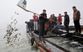 中国東部・江蘇（Jiangsu）省蘇州（Suzhou）の太湖（Taihu Lake）で、産業排水などのせいで大量発生した藻を除去するために放流される魚（2009年2月23日撮影）。(c)AFP