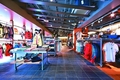 コロンビアショップ b6 JINGUMAE店。住所：東京都渋谷区神宮前6の28の6 b6 3F。TEL 03・3498・1341。営業時間11：00～20：30。(c)senken h