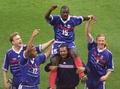 サッカーW杯フランス大会準決勝、フランス対クロアチア。2得点の活躍を見せたリリアン・テュラム（中央）を祝福するフランスの選手（1998年7月8日撮影）。(c)AFP PHOTO /THOMAS COEX