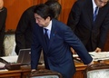 参議院本会議で民主党が提出した問責決議案が否決された後、議場を去る安倍晋三首相（2015年9月18日撮影）。(c)AFP/TOSHIFUMI KITAMURA