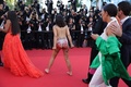 仏カンヌ国際映画祭のレッドカーペットに裸で乱入し抗議する女性（2022年5月20日撮影）。(c)Valery HACHE / AFP