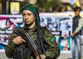 シリア・カミシリで、トルコのシリア侵攻に抗議するデモが行われる中、警備に当たるクルド人部隊の隊員（2019年10月23日撮影）。(c)Delil SOULEIMAN / AFP