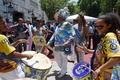 ブラジル・リオデジャネイロで行われたカーニバル開幕の式典で踊るカーニバルの2人のプリンセス（左と左から3人目、2015年2月13日撮影）。(c)AFP/VANDERLEI ALMEIDA