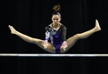 シンガポールで開催されている東南アジア競技大会で、体操女子の個人総合決勝に臨むマレーシアのファラー・アン・アブドル・ハジ選手（2015年6月8日撮影）。(c)AFP/ROSLAN RAHMAN