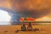 「対岸の火事」─フランス森林火災をとらえた写真は「時代の象徴」