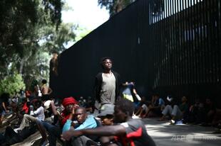 不法移民殺到のスペイン飛び地、未成年者数百人が放置状態に