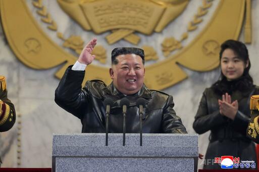 金正恩氏、娘と「そろいの革ジャン」で登場 後継者観測一段と強まる
