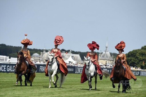 レースよりも帽子が気になる？ 仏競馬ディアヌ賞 写真18枚 国際