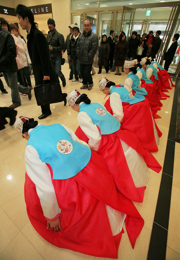 旧正月間近、民族衣装で「いらっしゃいませ」、韓国・ロッテデパート
