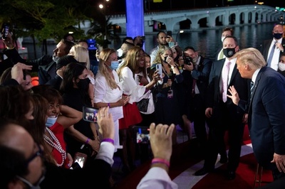 コロナ終息「すぐそこ」とトランプ氏、バイデン氏は分断克服と「結束」を約束