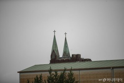 韓国の信者、教会に来るたび携帯3台・iPad1つ・バッテリー3個充電、備品持ち帰り…「これでは泥棒！」