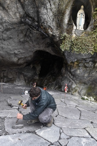 洪水被害の「ルルドの泉」、修復作業が大詰め