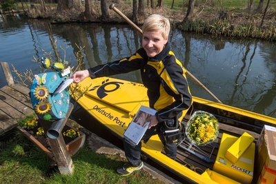 ドイツ東部の運河の街、ボートで郵便配達