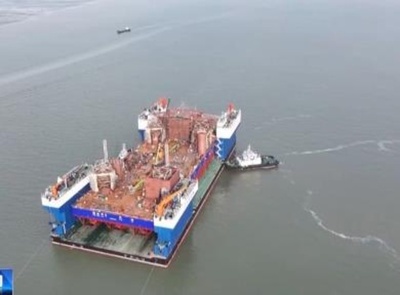 中国国産半潜水式バージが2万トン超のプラットフォームを初輸送