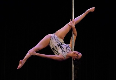 米NYで全米ポールダンス選手権、プロが華麗な技を披露