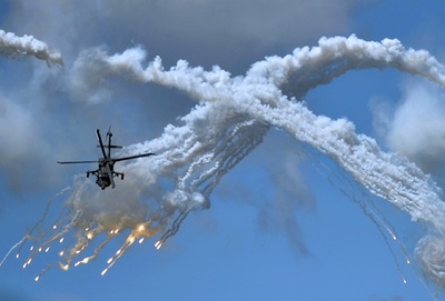 南米コロンビアで航空ショー、ヘリのアクロバット飛行も披露