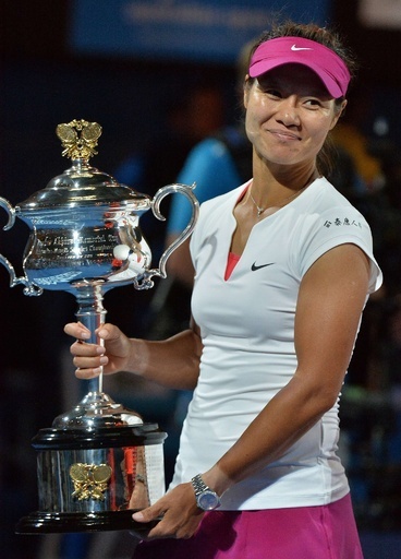 中国の李娜がチブルコバを退け全豪制覇