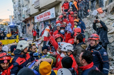 トルコ東部地震、死者31人に 救出活動は時間との闘い