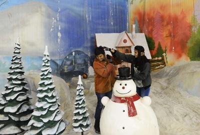 熱波に見舞われたインド、人工雪で一時の「涼」