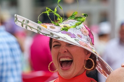 ケンタッキーダービー前日、ファンが華やかな装いで来場