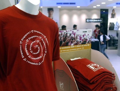 赤い服の男性は怒って支配的に見える、英研究