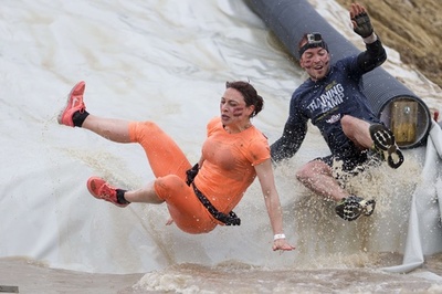 泥んこ障害物競争でゴール目指せ、フランス