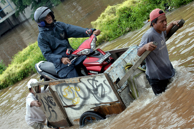 豪雨による洪水で数千人が避難 - インドネシア